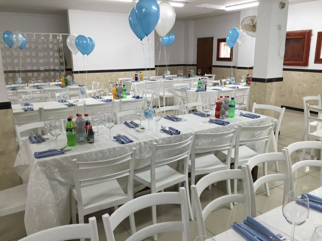 שולחנות מעוצבים לאירועים עם כיסאות לבנים, בלונים וכיבוד מוכן. השכרת ציוד לאירועים בראשון לציון.