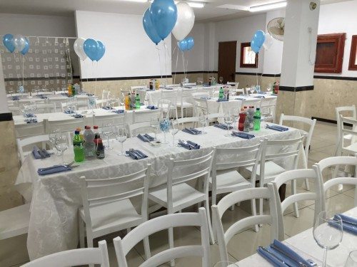 שולחנות מעוצבים לאירועים עם כיסאות לבנים, בלונים וכיבוד מוכן. השכרת ציוד לאירועים בראשון לציון.