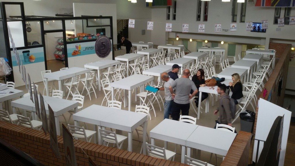אולם לאירועים עם שולחנות וכסאות, מתאים להשכרת ציוד לאירועים שונים.
