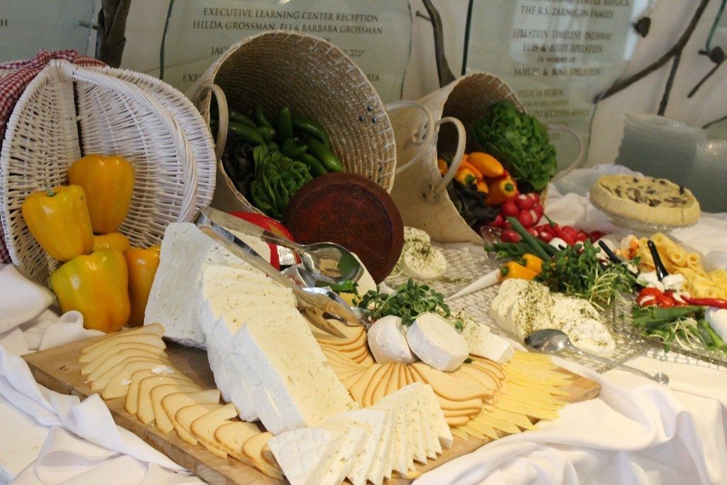 מגש עם גב cheeses, ירקות צבעוניים ועיצוב שולחן לאירועים. השכרת ציוד לאירועים במרכז.