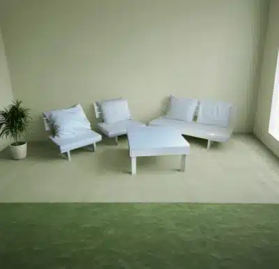 סלון ישיבה לבן עם כריות ושולחן נמוך להשכרה לאירועים