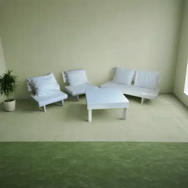 סלון ישיבה לבן עם כריות ושולחן נמוך להשכרה לאירועים