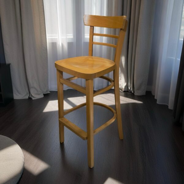 כסא עץ גבוה בחלל מואר, מתאים להשכרת ריהוט לאירועים ולעיצוב שולחנות חתונה.