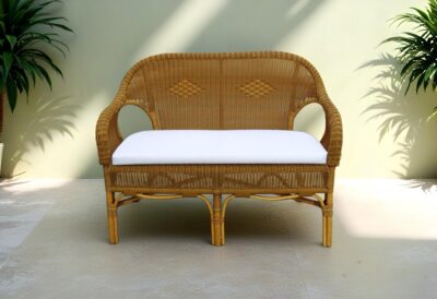 ספה מעוצבת בעבודת רשת עם cushion לבן, מתאימה להשכרת ריהוט לאירועים שונים.