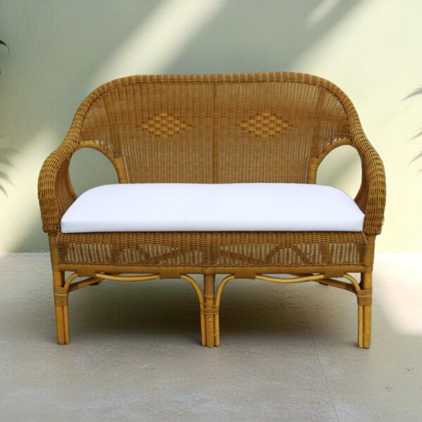 ספה מעוצבת בעבודת רשת עם cushion לבן, מתאימה להשכרת ריהוט לאירועים שונים.