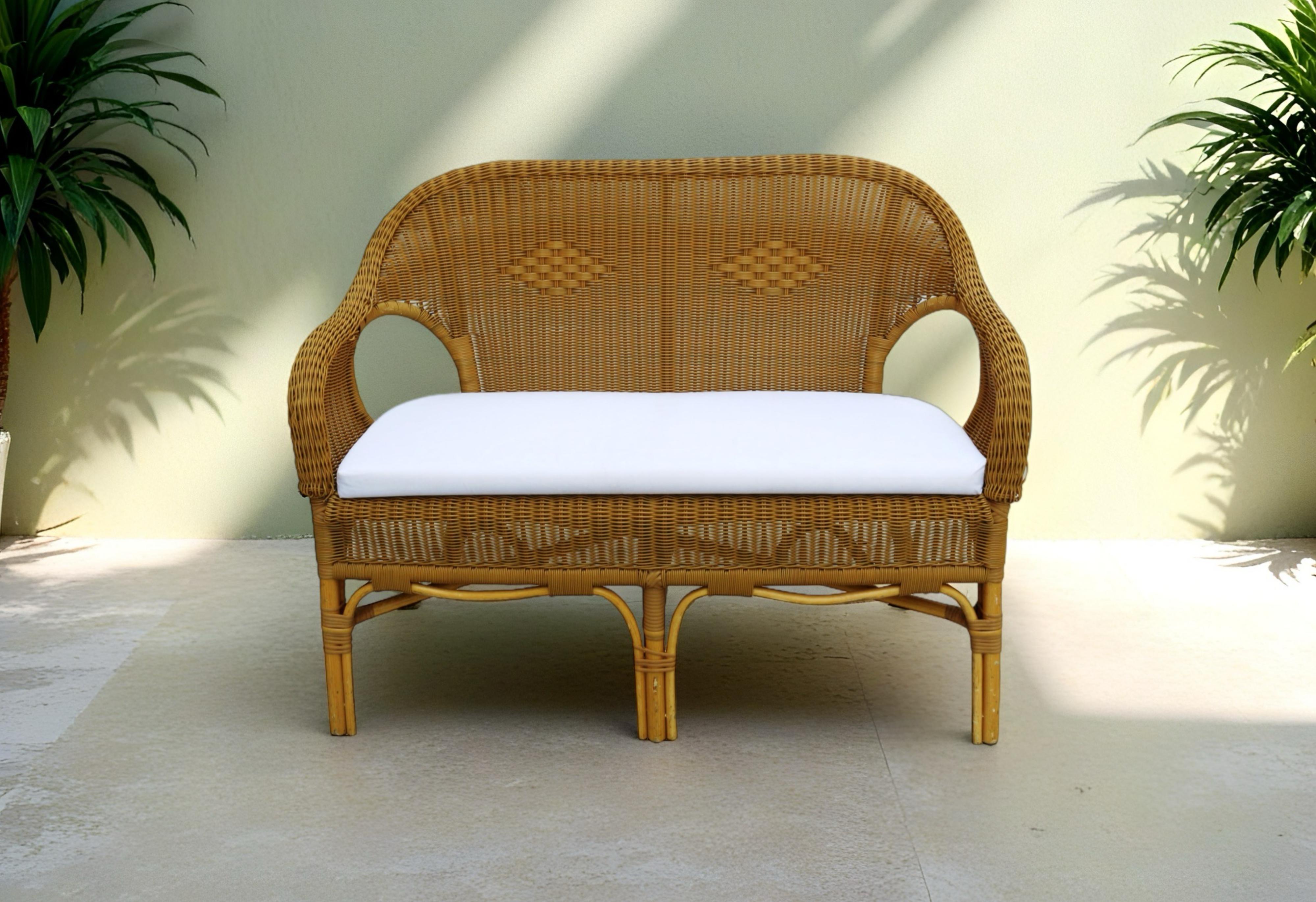 ספה מעוצבת בעבודת רשת עם cushion לבן, מתאימה להשכרת ריהוט לאירועים שונים.
