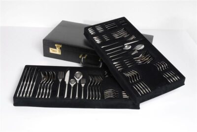 סט כלי אוכל יוקרתי בשני תיקים, מתאים להשכרת כלי אוכל לאירועים.