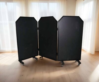 שולחן מתקפל עם גלגלים, מתאים להשכרה לאירועים, מסיבות וחתונות, בעיצוב מודרני ונוח.
