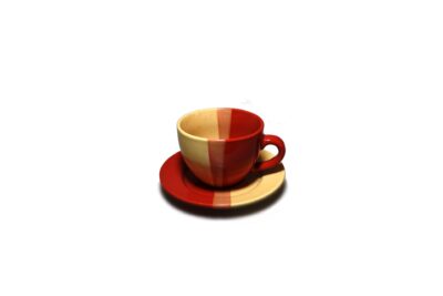 ספל קפה בעיצוב צבעוני עם saucer, מתאים להשכרת כלי אוכל לאירועים.
