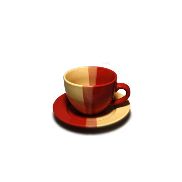 ספל קפה בעיצוב צבעוני עם saucer, מתאים להשכרת כלי אוכל לאירועים.
