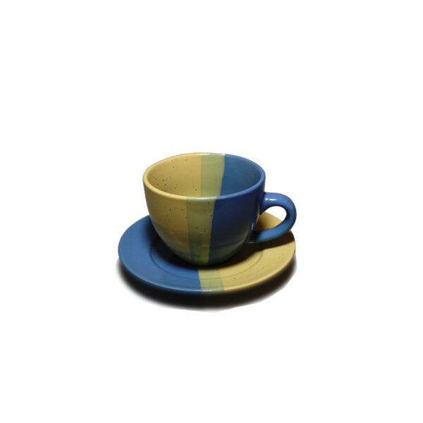 כוס קפה צבעונית עם ת saucer, מתאימה להשכרת כלי אוכל לאירועים ובחתונות.