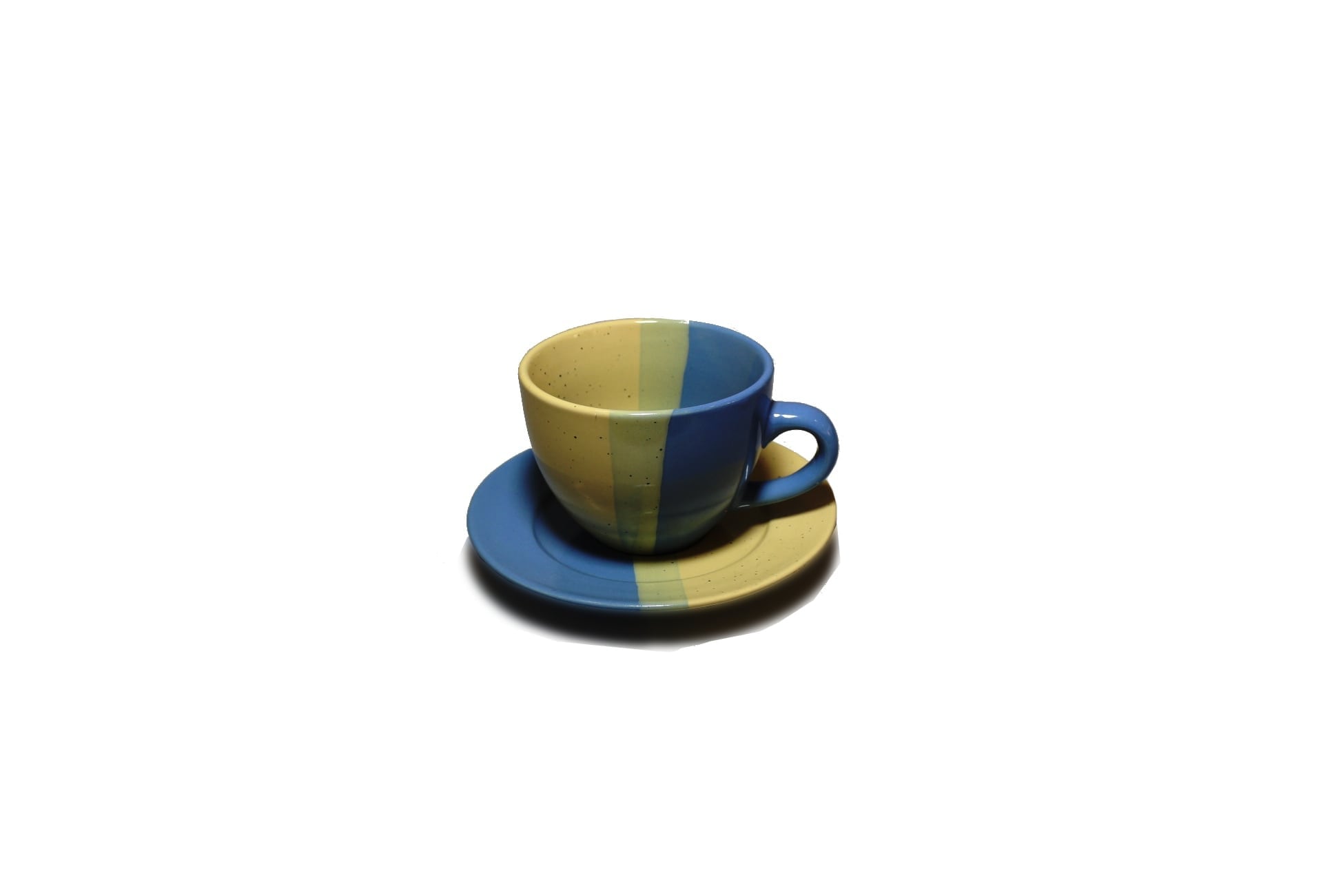 כוס קפה צבעונית עם ת saucer, מתאימה להשכרת כלי אוכל לאירועים ובחתונות.