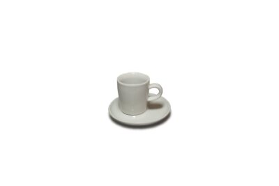 ספל לבן קטן עם ת saucer, מתאים להשכרת כלי אוכל לאירועים ומסיבות.