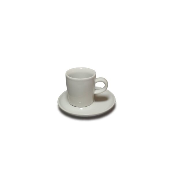 ספל לבן קטן עם ת saucer, מתאים להשכרת כלי אוכל לאירועים ומסיבות.