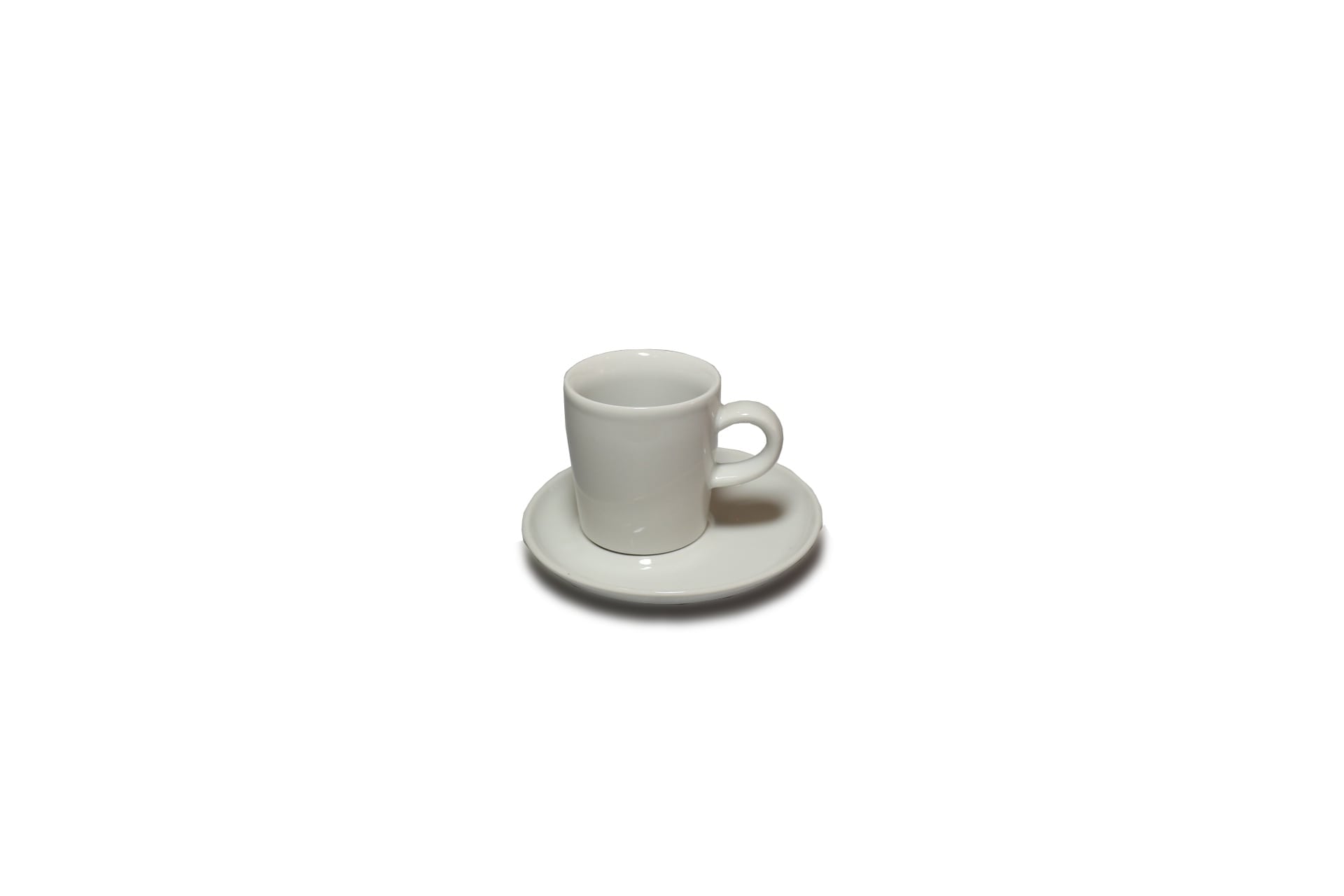 ספל לבן קטן עם ת saucer, מתאים להשכרת כלי אוכל לאירועים ומסיבות.