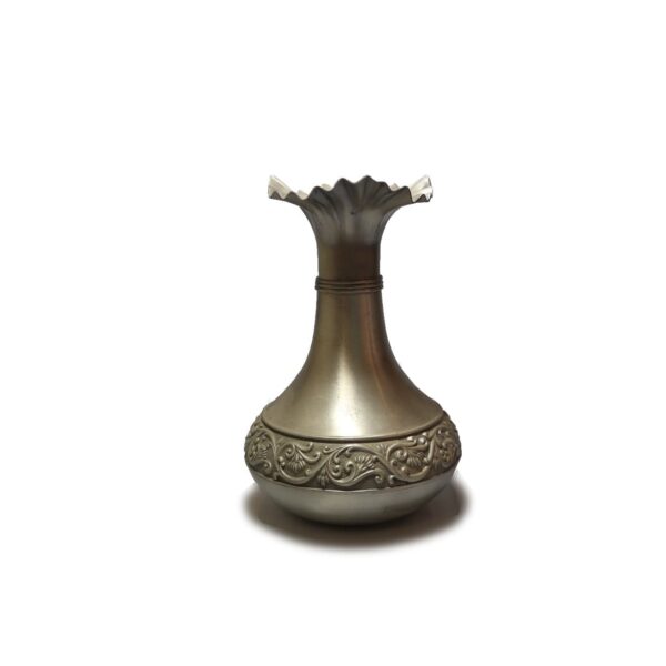 vase מעוצב עם קישוטים, מתאים להשכרת כלי אוכל לאירועים ועיצוב שולחנות חתונה.