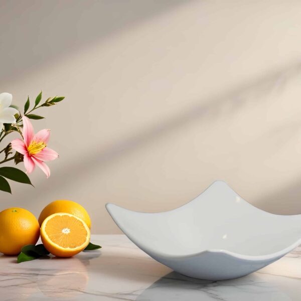 vase עם פרחים צבעוניים, תפוזים וספל קרמי על שולחן. מתאים לעיצוב שולחנות לאירועים.