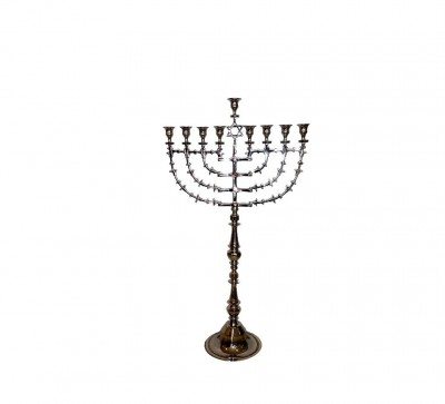מנורה מעוצבת לחנוכה, מתאימה להשכרת ציוד לאירועים ולחגיגות משפחתיות.