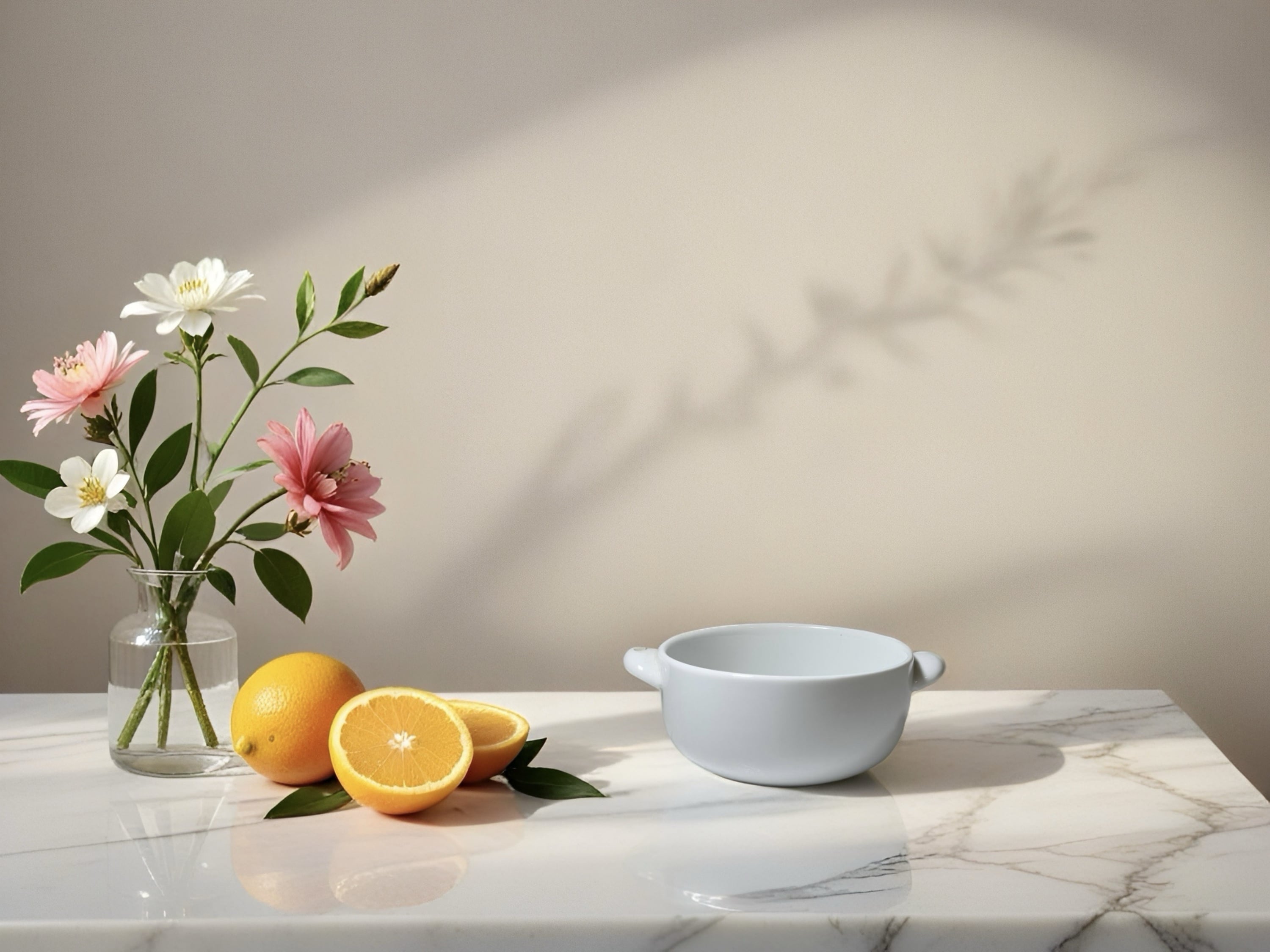 זוג תפוזים עם קערה כחולה ופרחים בתוך Vase על שולחן מעוצב. עיצוב מושלם לאירועים.