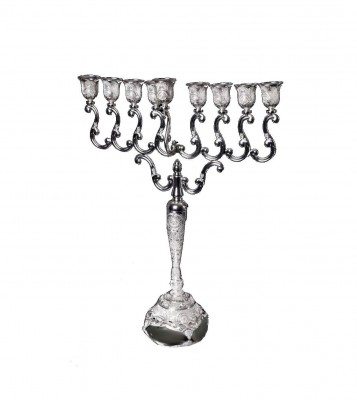 מנורת שולחן מעוצבת עם חצובות ושישה כוסות, מתאימה להשכרת ציוד לאירועים, חתונות ומסיבות.