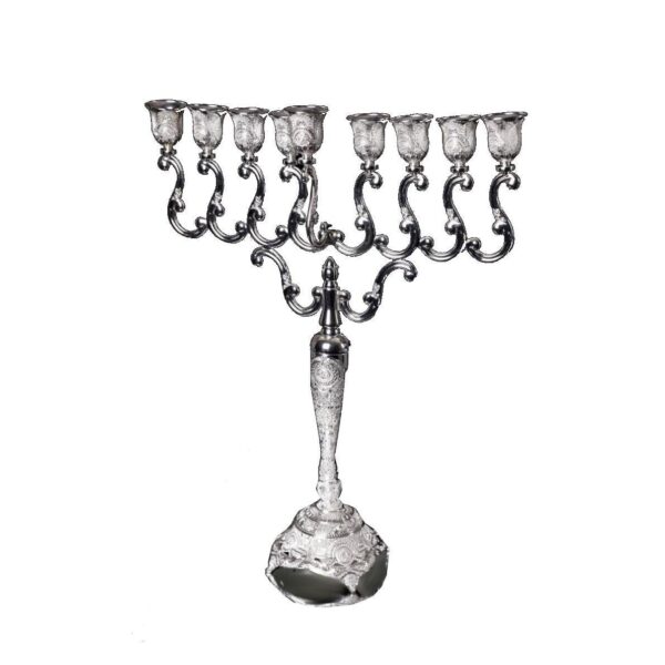 מנורת שולחן מעוצבת עם חצובות ושישה כוסות, מתאימה להשכרת ציוד לאירועים, חתונות ומסיבות.