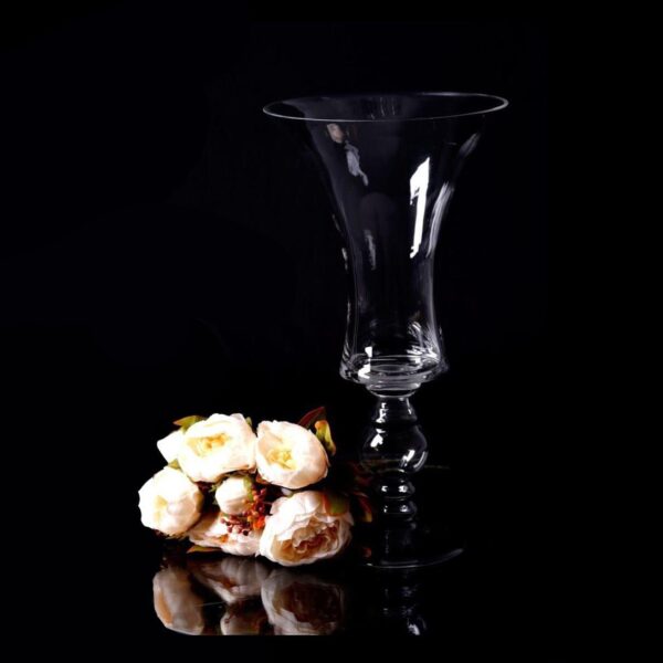 vase שקוף עם מספר 1, לצידו פרחים לבנים, מתאים לעיצוב שולחנות לאירועים.