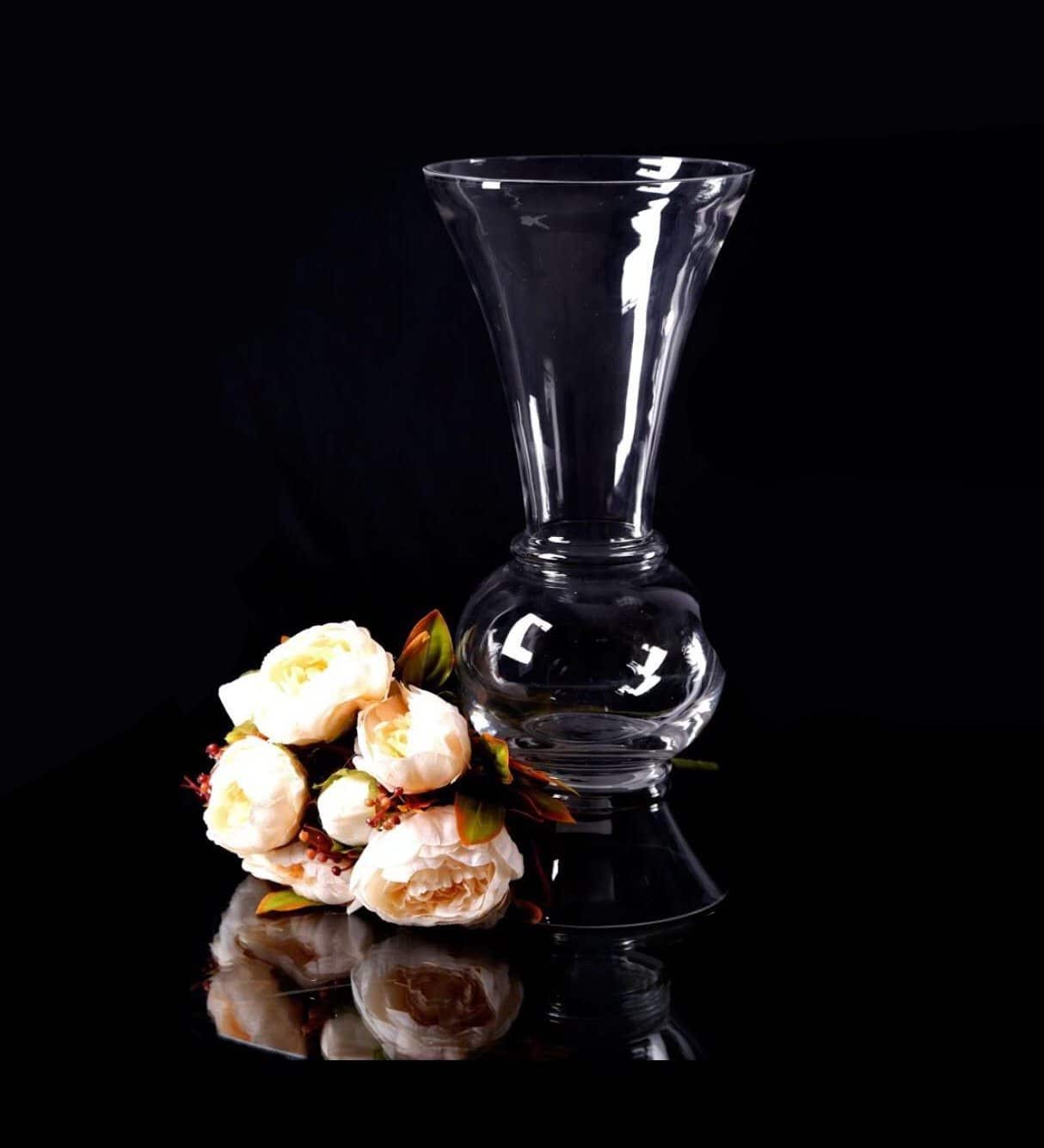Vase שקוף עם פרחים לבנים, מתאים לעיצוב שולחנות לאירועים וחתונות.