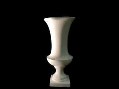 vase יוקרתי בצבע לבן, מתאים לעיצוב שולחנות לאירועים. השכרת כלים לאירועים ושירותים נוספים.