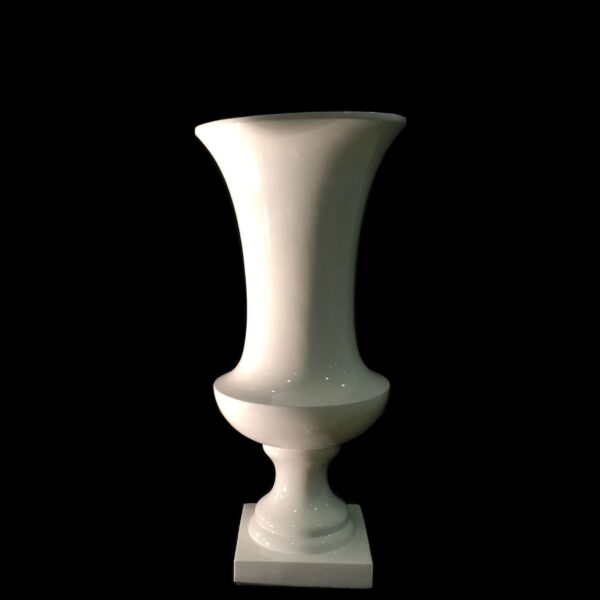 vase יוקרתי בצבע לבן, מתאים לעיצוב שולחנות לאירועים. השכרת כלים לאירועים ושירותים נוספים.