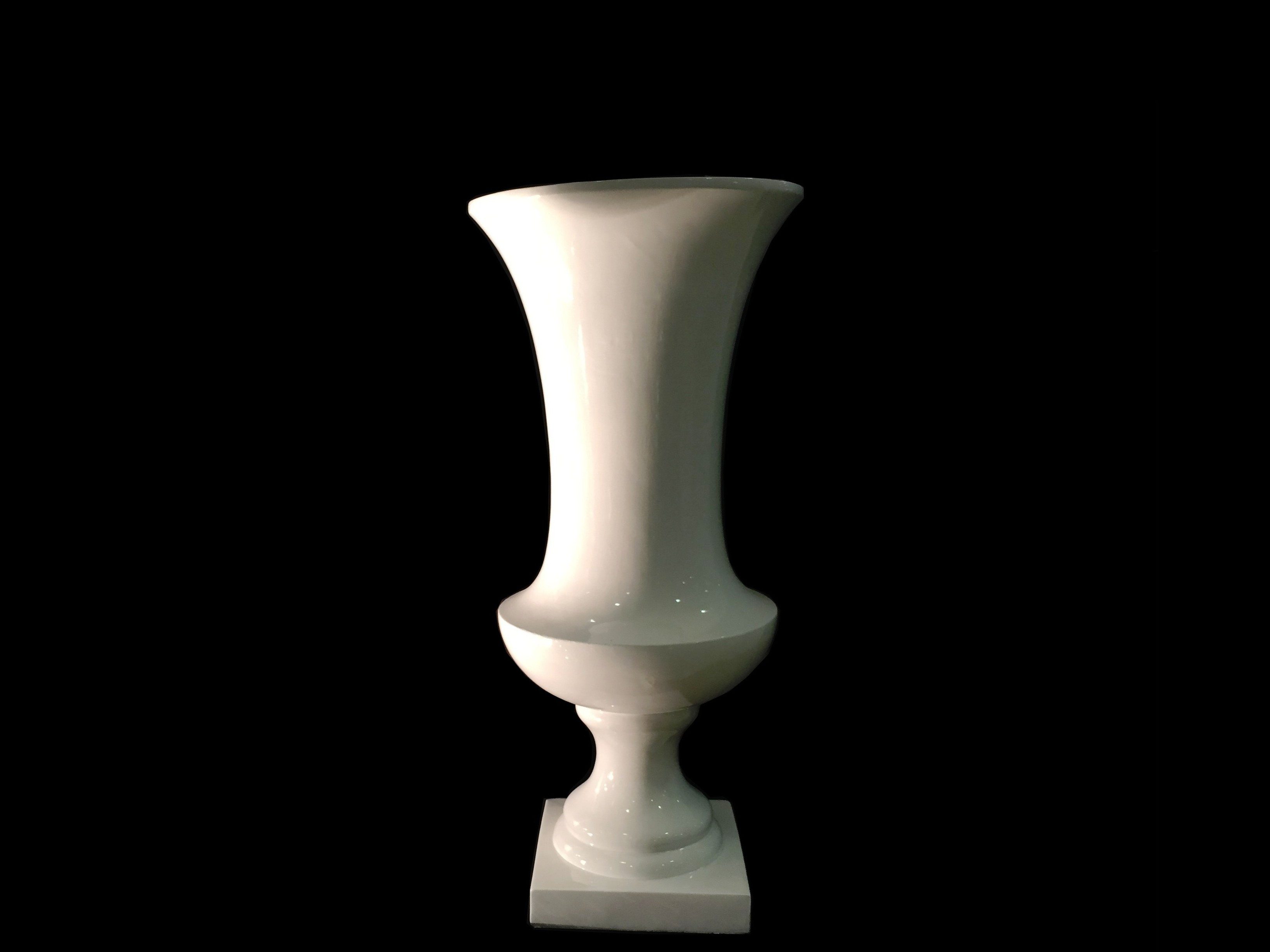 vase יוקרתי בצבע לבן, מתאים לעיצוב שולחנות לאירועים. השכרת כלים לאירועים ושירותים נוספים.