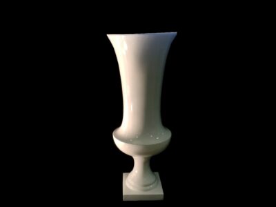 vase לבן גבוה, מתאים לעיצוב שולחנות לאירועים. השכרת כלים לאירועים בעיצוב יוקרתי.