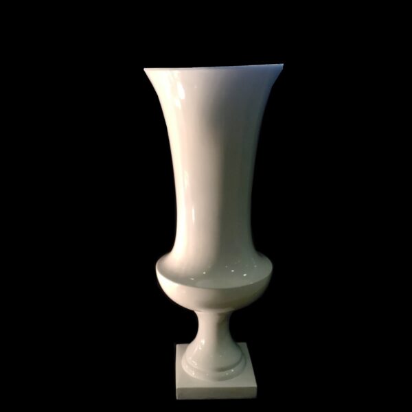 vase לבן גבוה, מתאים לעיצוב שולחנות לאירועים. השכרת כלים לאירועים בעיצוב יוקרתי.