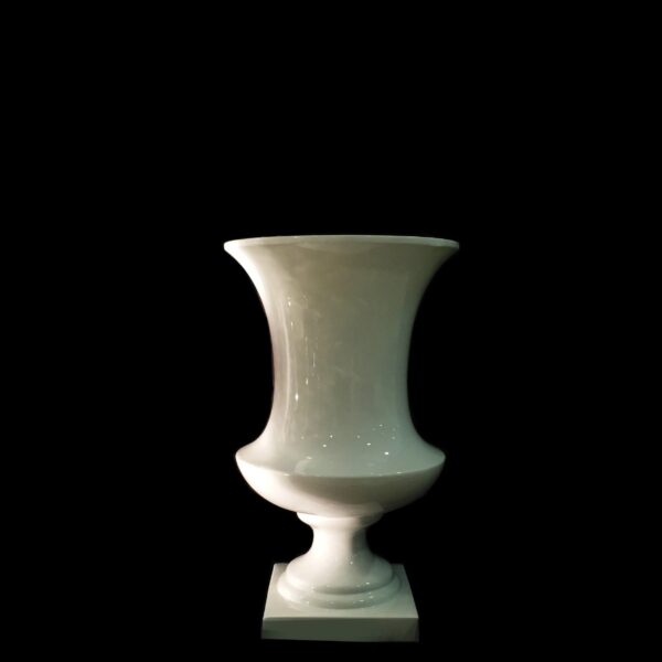 vase לבן מעוצב על רקע שחור, מתאים להשכרה לעיצוב שולחנות לאירועים יוקרתיים.
