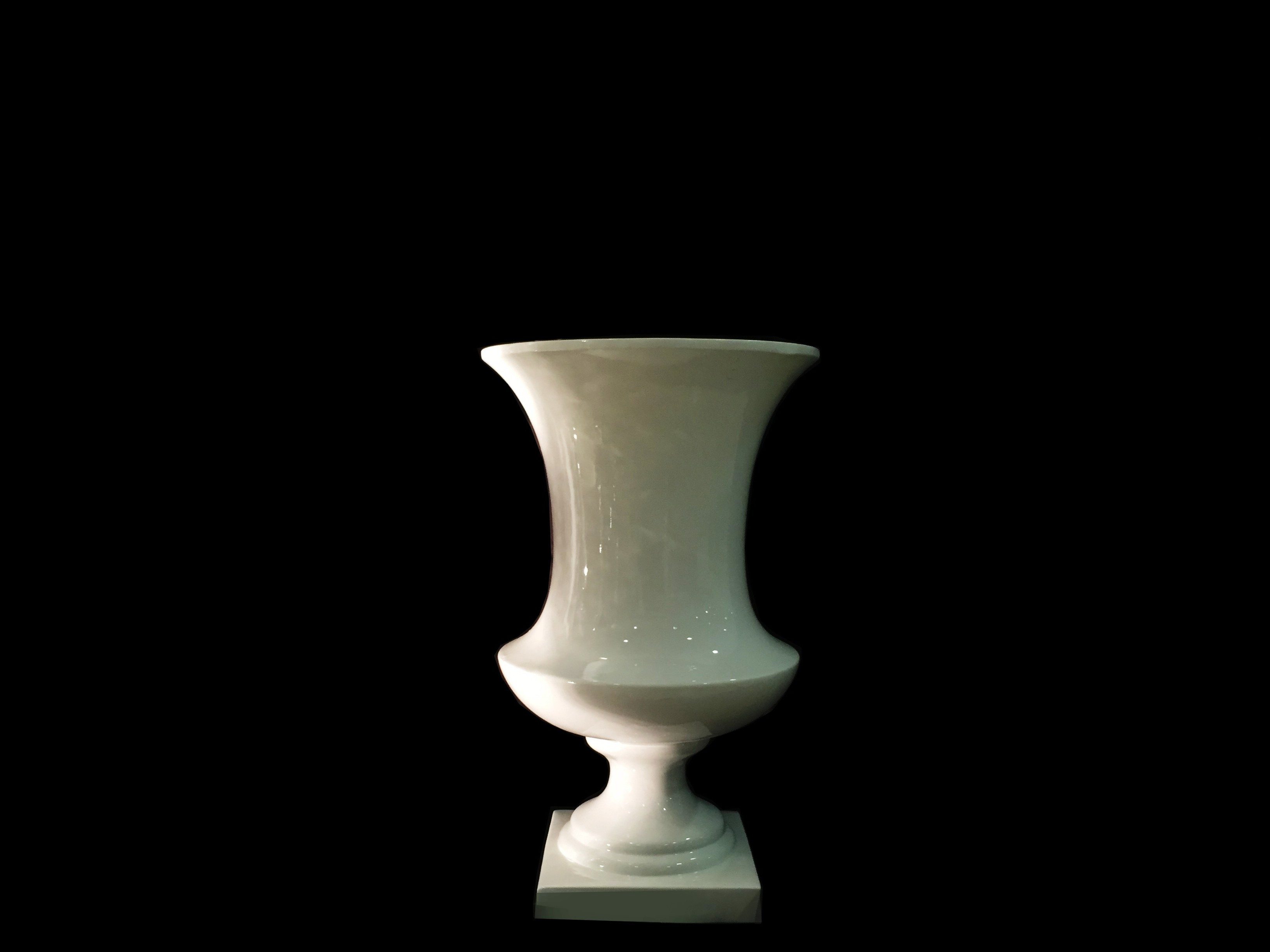 vase לבן מעוצב על רקע שחור, מתאים להשכרה לעיצוב שולחנות לאירועים יוקרתיים.