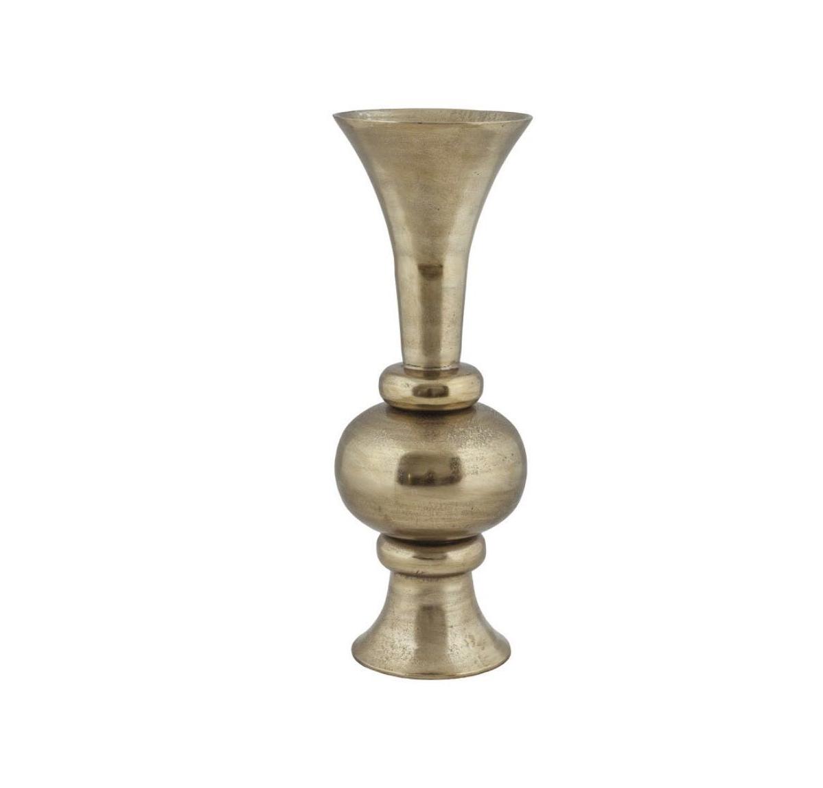 vase ממתכת בצבע זהב עם עיצוב מעוגל, מתאים לעיצוב שולחנות לאירועים שונים.