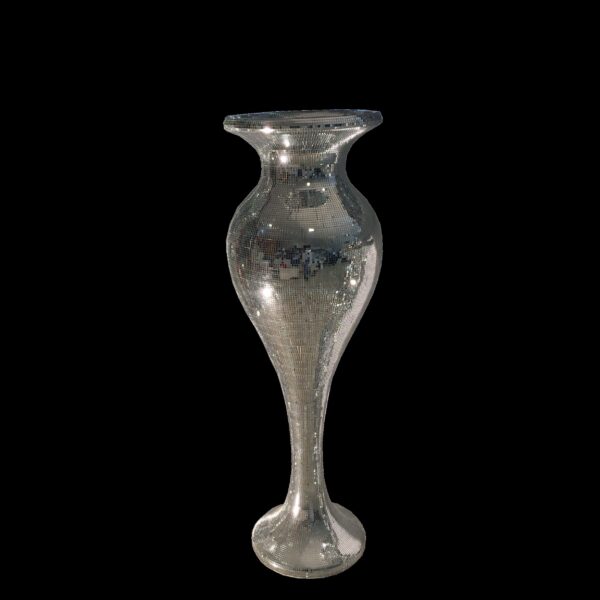 vase מבריק לקישוט והעשרת עיצוב שולחנות לאירועים, השכרת ציוד יוקרתי לאירועים.