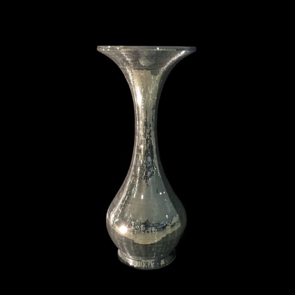 vase מבריק מעוטר מראות, מתאים לעיצוב שולחנות לאירועים, השכרת ציוד לאירועים.