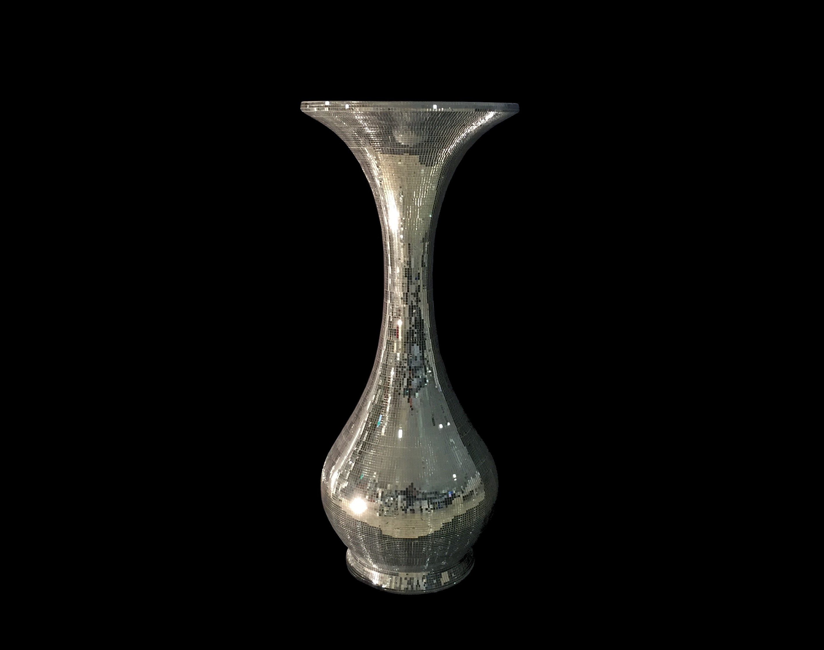 vase מבריק מעוטר מראות, מתאים לעיצוב שולחנות לאירועים, השכרת ציוד לאירועים.