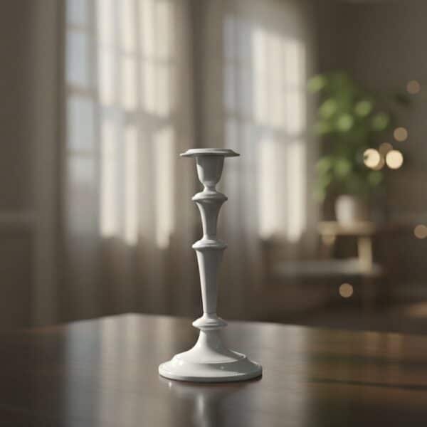 candlestick על שולחן עץ בחלל מואר, מתאים לעיצוב שולחנות לאירועים.