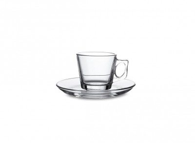 כוס זכוכית שקופה עם saucer, מתאימה להשכרת כלי אוכל לאירועים.