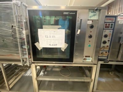 תנור מקצועי להשכרה, מתאים לאירועים, עם תצוגת דיגיטלית ופקדים לצד מכשירים נוספים.