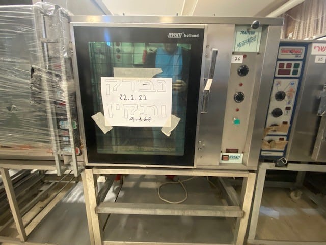 תנור מקצועי להשכרה, מתאים לאירועים, עם תצוגת דיגיטלית ופקדים לצד מכשירים נוספים.