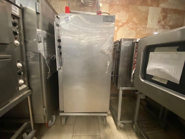 מקרר מקצועי להשכרה, מתאים להשכרת ציוד לאירועים, מסיבות וחתונות.