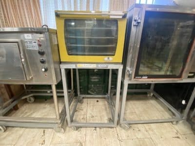 ציוד קייטרינג להשכרה, כולל תנור ומכשירים נוספים על גלגלים, מתאים לאירועים שונים.