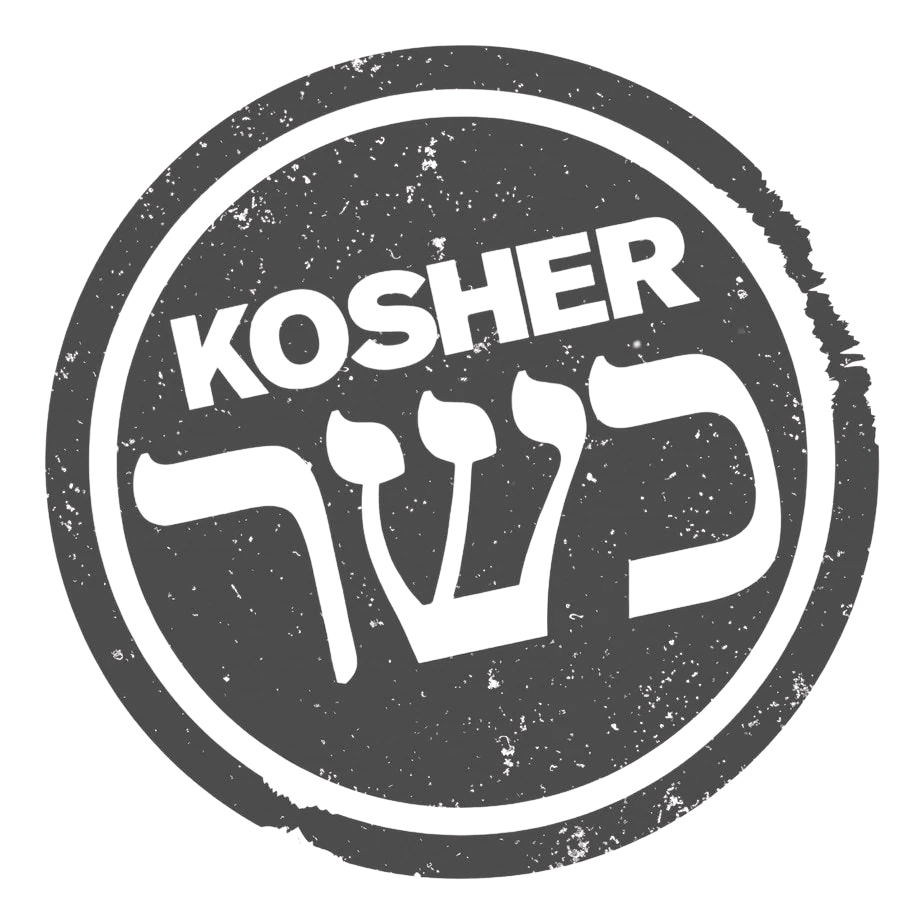 סטיקר עם הכיתוב "כשר" באנגלית ובעברית, על רקע כהה, מסמל מזון כשר לאירועים.