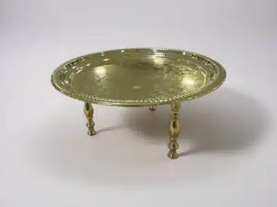 קערה מעוטרת ממתכת על רגליים, מושלמת לעיצוב שולחנות לאירועים מיוחדים.