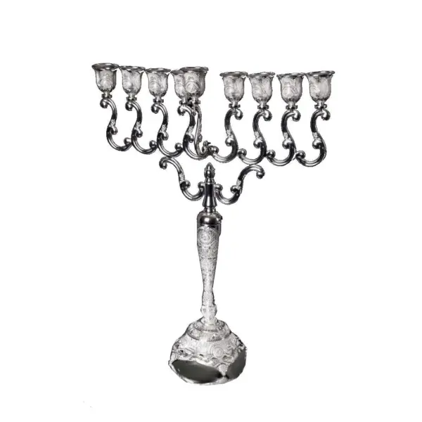 מנורת שולחן מעוצבת עם חצובות ושישה כוסות