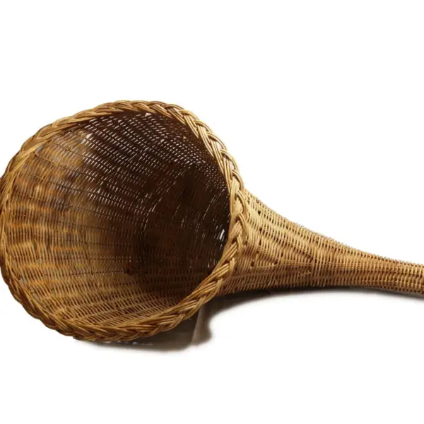 קערה ארוגה מעץ עם פתח רחב