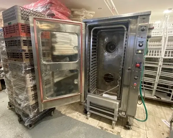 תנור מקצועי להשכרה עם כלי אוכל