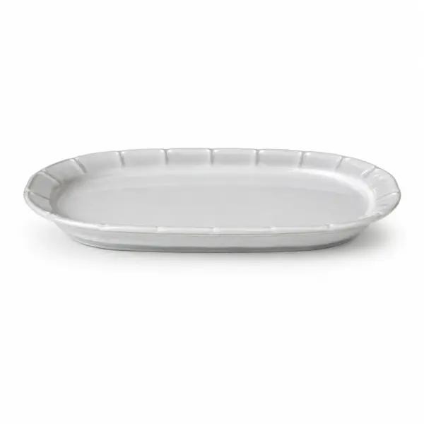 פרחים ונגיסת תפוז על שולחן